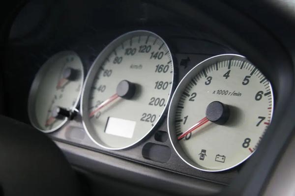 汽車標(biāo)識logo都是如何進(jìn)行打標(biāo)的？答案是用激光打標(biāo)機(jī)！