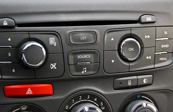 汽車標(biāo)識(shí)logo都是如何進(jìn)行打標(biāo)的？答案是用激光打標(biāo)機(jī)！(圖2)