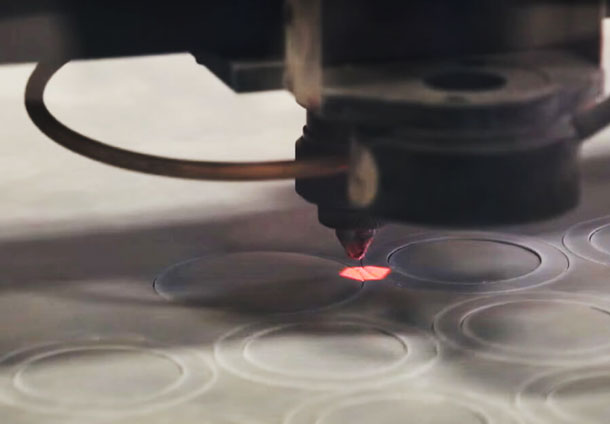 對比傳統(tǒng)模切機，激光模切機所具備的優(yōu)勢！(圖1)