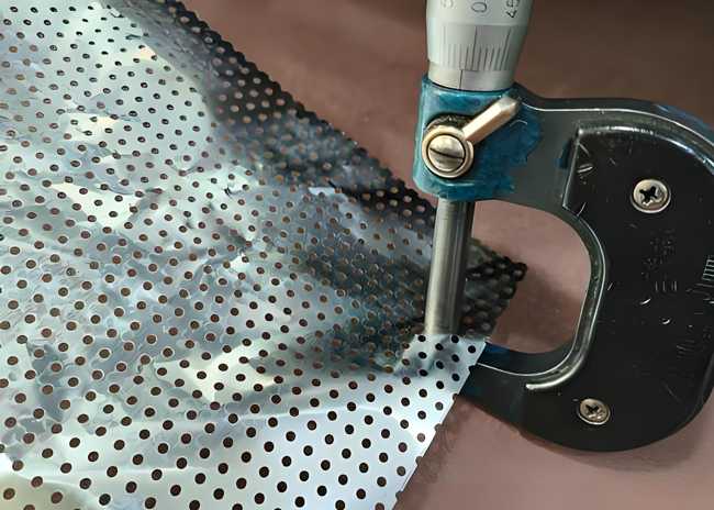 鋁箔機械沖孔 鋰電銅箔使用激光打孔和模具沖孔工藝分析(圖1)